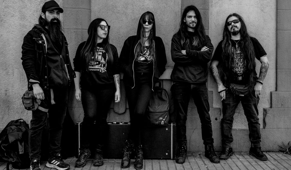 foto de Ceremonia Mortífera, los 5 integrantes de la banda a las afueras de Crearock