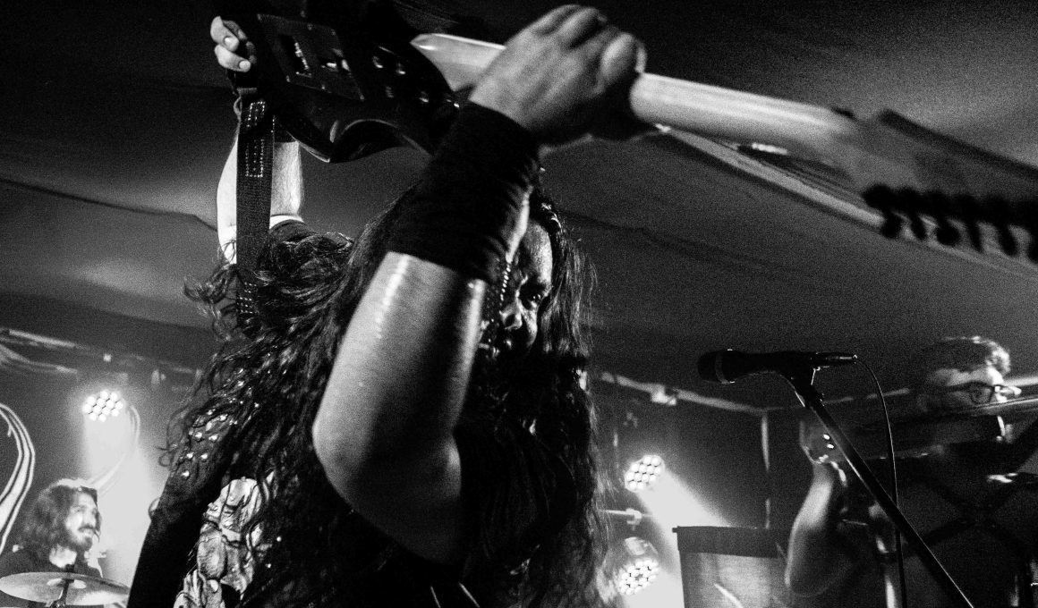 Javier Ortiz, voz y guitarra de Demoniac, apunta al publico con su guitarra