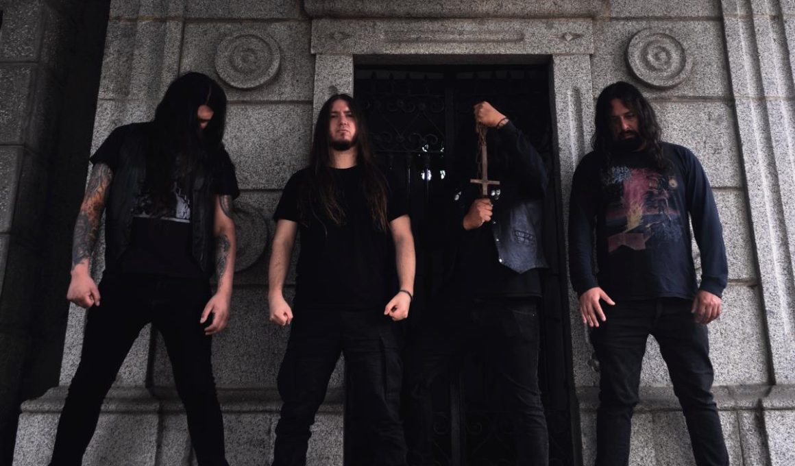 "INFAMOVS, alineación de la banda durante la grabación de Stench of the Unholy Graves. Imagen capturada por Nela de los Angeles."