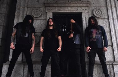 "INFAMOVS, alineación de la banda durante la grabación de Stench of the Unholy Graves. Imagen capturada por Nela de los Angeles."